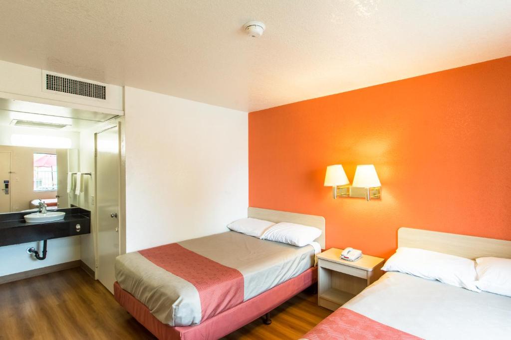 Postel nebo postele na pokoji v ubytování Motel 6-Redding, CA - North