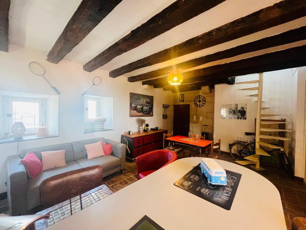 un salon avec un canapé et une table dans l'établissement So British ! Appart atypique et sa petite terrasse, à Poitiers