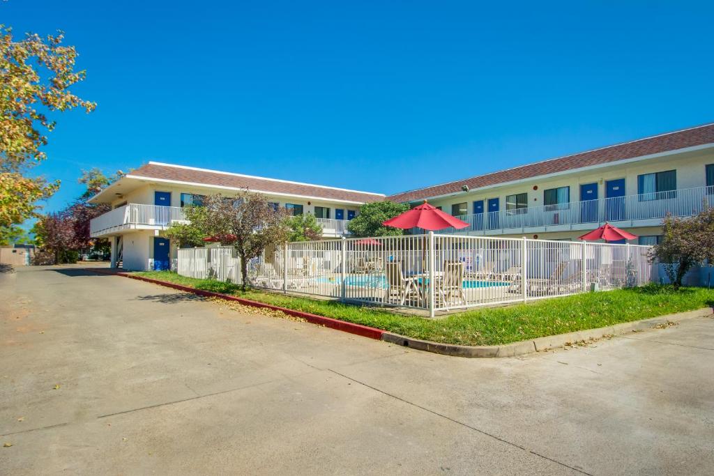 Bazén v ubytování Motel 6-Redding, CA - North nebo v jeho okolí