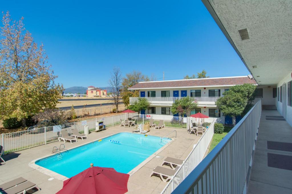 Bazén v ubytování Motel 6-Redding, CA - North nebo v jeho okolí