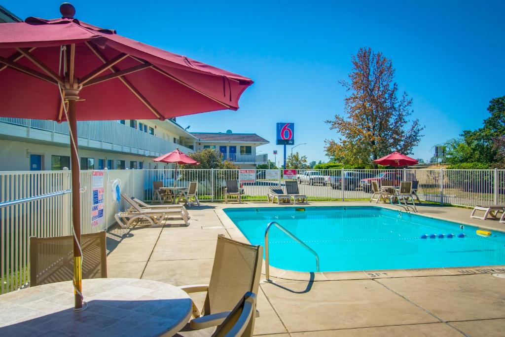 Bazén v ubytování Motel 6-Redding, CA - North nebo v jeho okolí