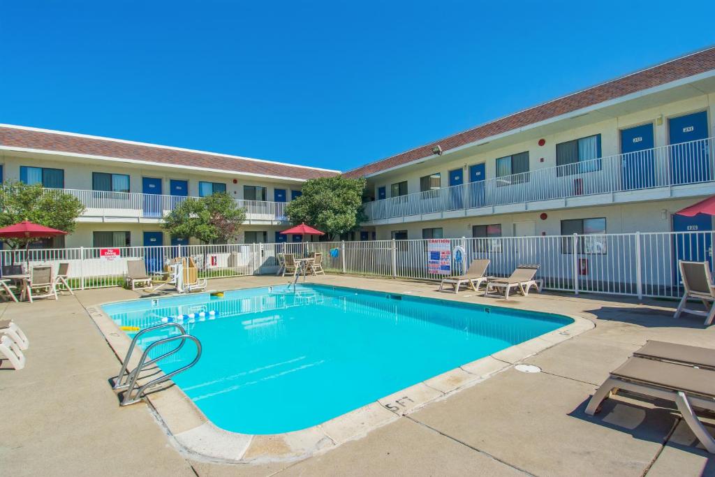 Bazén v ubytování Motel 6-Redding, CA - North nebo v jeho okolí
