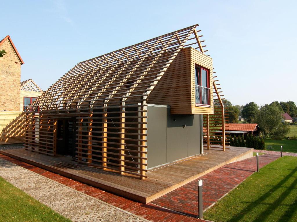 ein kleines Haus mit einem Gamer-Dach auf einer Terrasse in der Unterkunft Chalet Wendorf in Wendorf