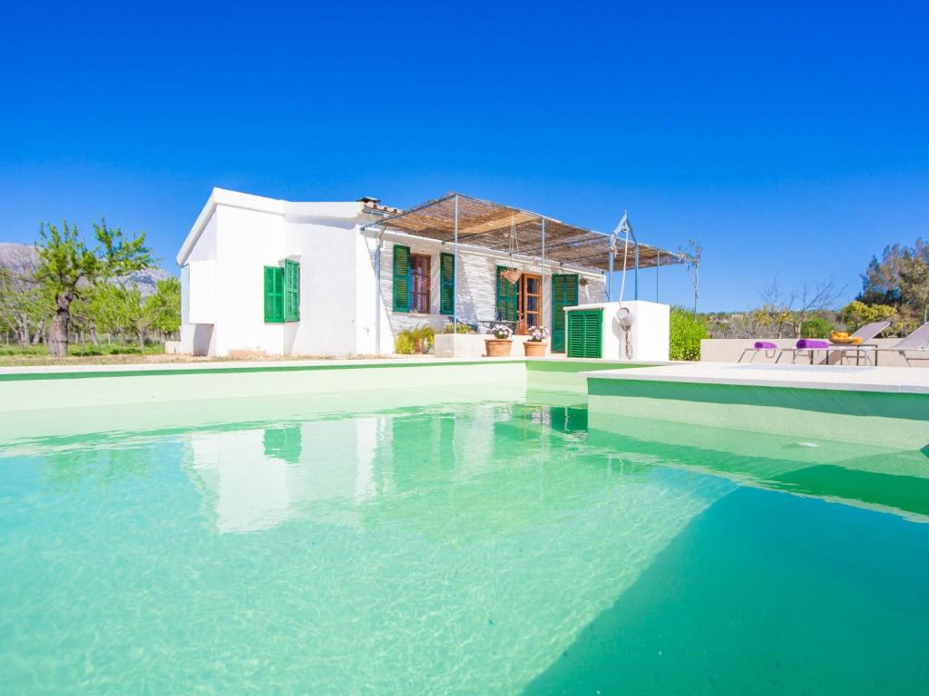 Villa con piscina frente a una casa en Ses Planes - Adults Only ca Na Faustina - Villa With Private Pool In Selva, en Selva