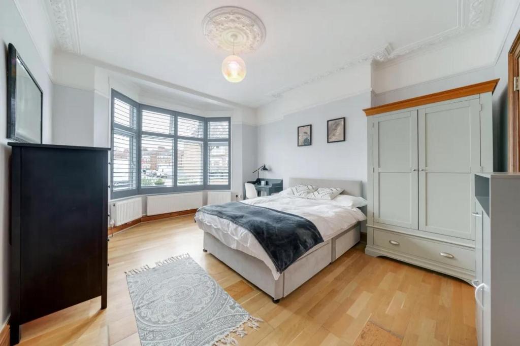 Rúm í herbergi á Charming spacious 2-Bed Apartment in London