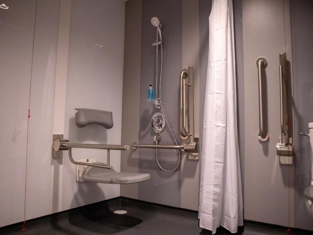 Ванна кімната в easyHotel Dublin