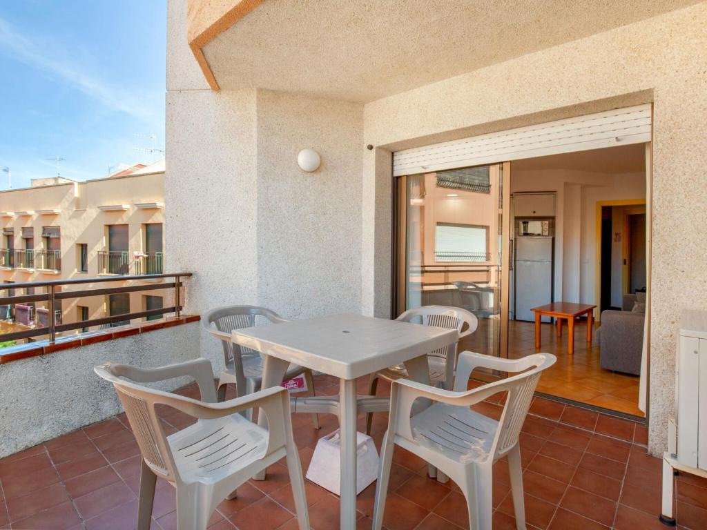 um pátio com uma mesa e cadeiras numa varanda em Beautiful Apartment in Palamos with Balcony em Palamós