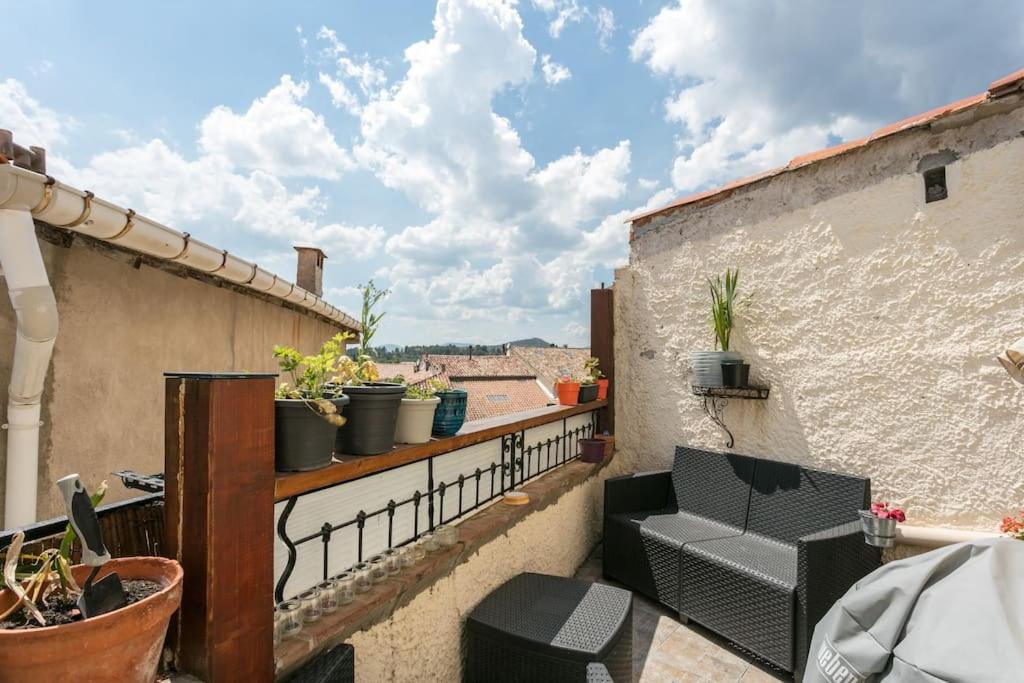 d'un balcon avec des chaises et des plantes dans un bâtiment. dans l'établissement La Fontainebleu, à Causses-et-Veyran