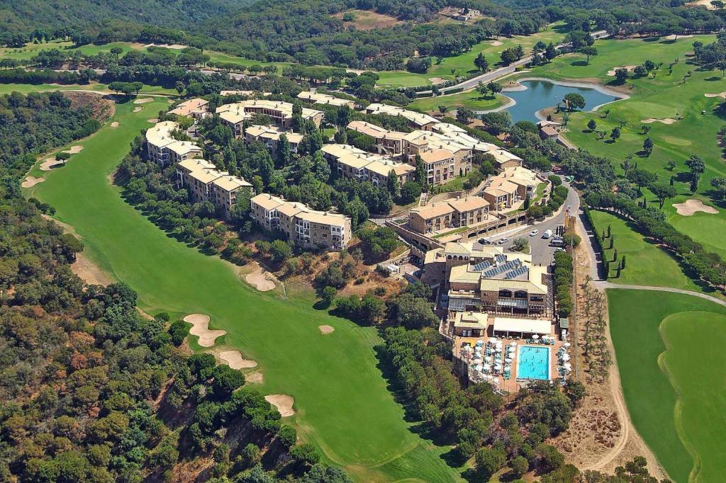 - une vue aérienne sur un parcours de golf avec un complexe dans l'établissement Hapimag Mas Nou holiday resort, Platja d'Aro, à Platja d'Aro