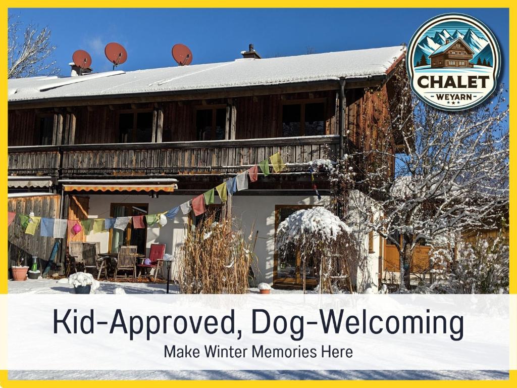 Un cartel que lee "Perro aprobado por el niño" recibe recuerdos invernales aquí. en Chalet Weyarn: Doppelzimmer mit Balkon, en Weyarn