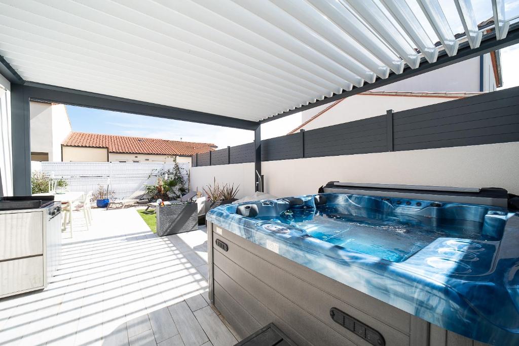une cuisine avec un bain à remous sur une terrasse dans l'établissement L'impertinente - Maison climatisée avec jacuzzi, à Pia