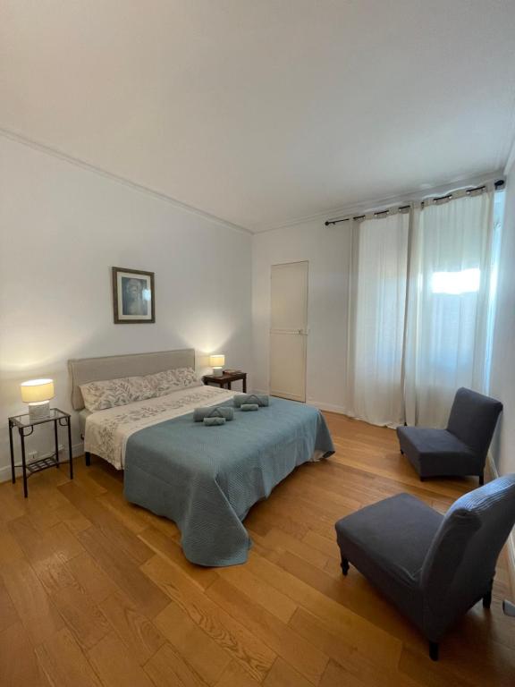1 dormitorio con 1 cama y 1 silla en B&B rue Royale Versailles en Versalles