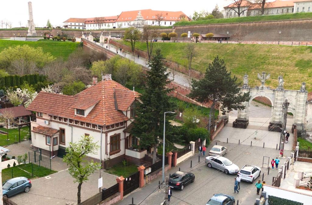 een huis met auto's geparkeerd op een parkeerplaats bij La Poarta Cetății in Alba Iulia