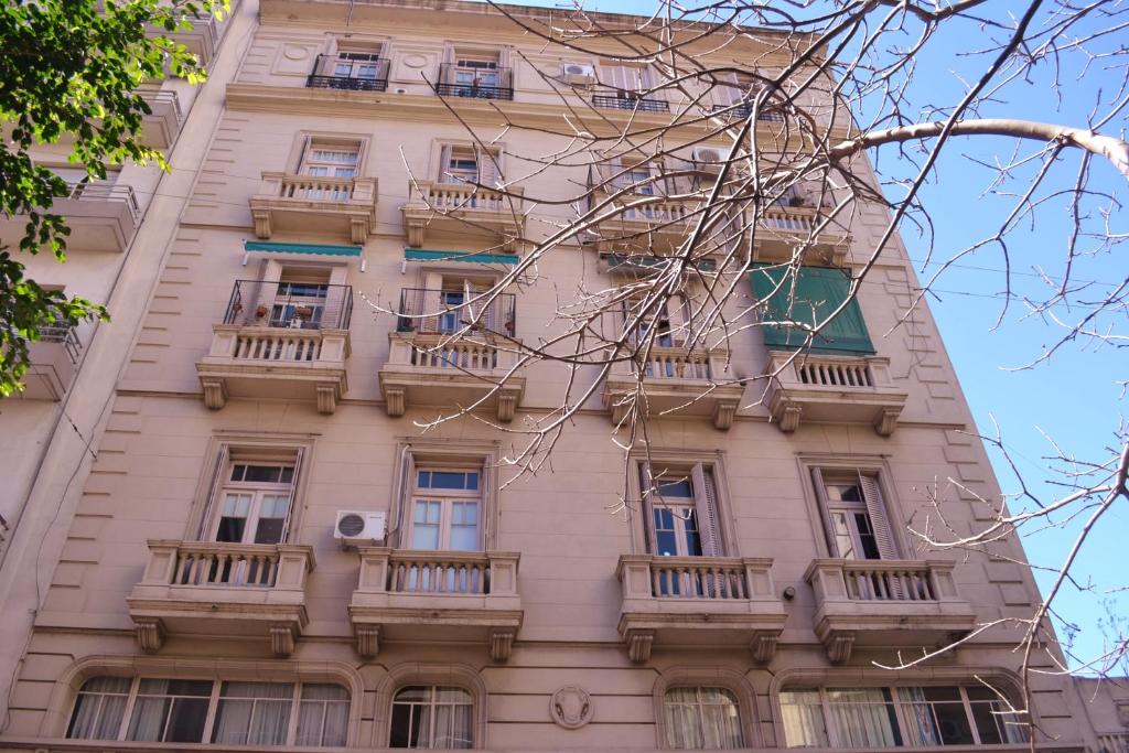 um edifício alto com varandas ao lado em Mariel B&B em Buenos Aires