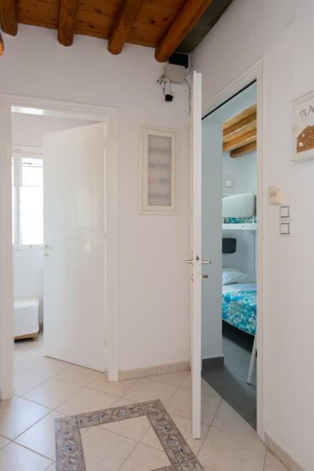 Кровать или кровати в номере Ammos 2 - Seafront maisonette, Glyfo beach, Sifnos