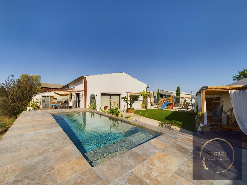 - une piscine dans l'arrière-cour d'une maison dans l'établissement Maison 10 personnes a Eyragues piscine privée, à Eyragues