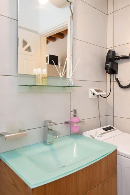 Ванная комната в Ammos 2 - Seafront maisonette, Glyfo beach, Sifnos
