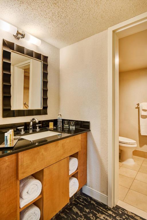 DoubleTree by Hilton Hotel Berkeley Marina - 