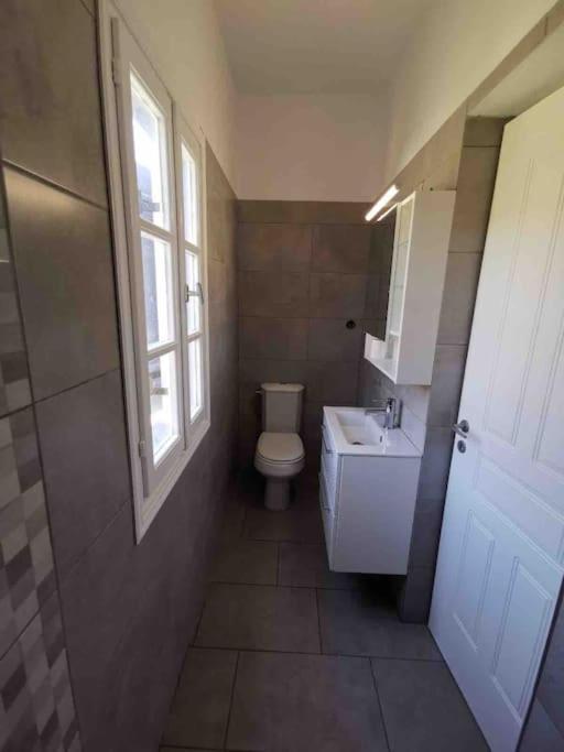 Ванная комната в Ammos 2 - Seafront maisonette, Glyfo beach, Sifnos