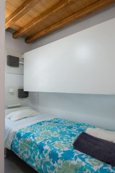 Кровать или кровати в номере Ammos 2 - Seafront maisonette, Glyfo beach, Sifnos