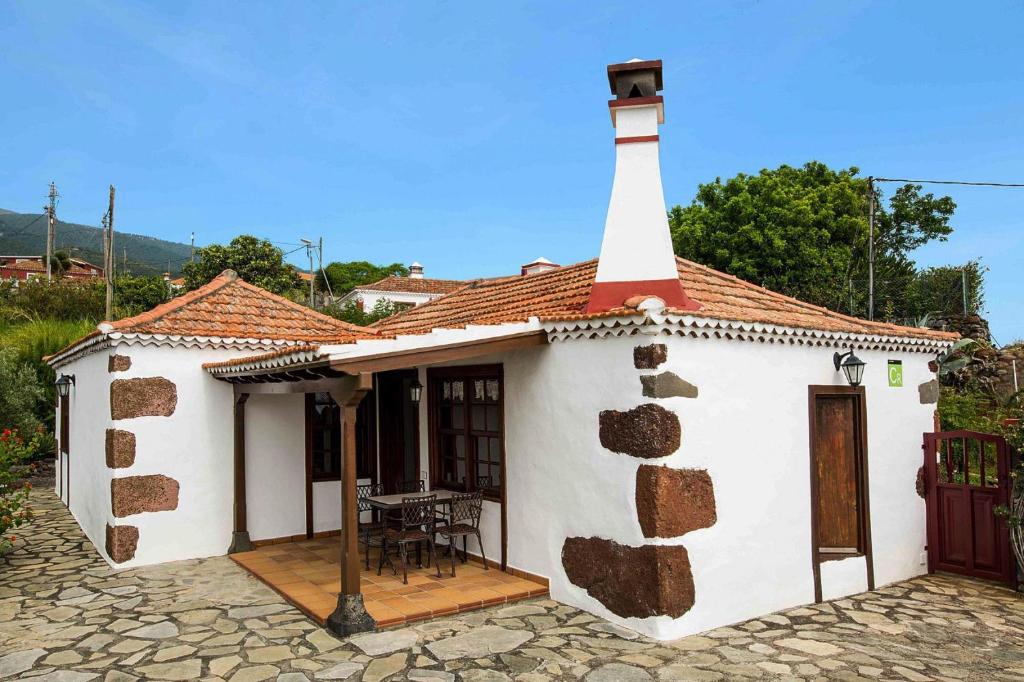 Puntallana的住宿－holiday home, Puntallana，一座小建筑,上面有一个灯塔