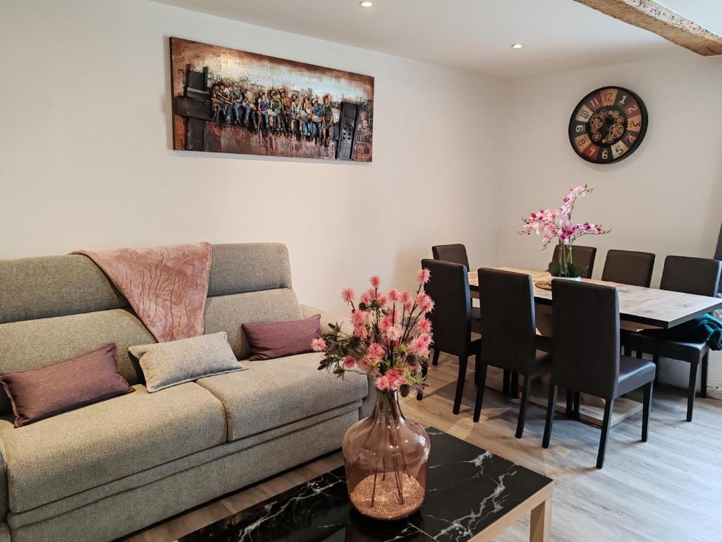 un salon avec un canapé et une table dans l'établissement VIC SAINT CRISTOPHE, à Vic-sur-Aisne