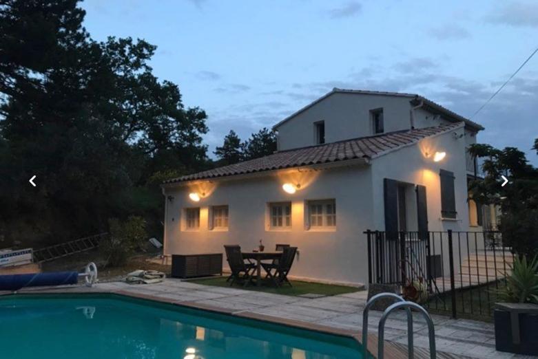 une petite maison blanche avec une piscine en face de celle-ci dans l'établissement Maison indépendante au pied du Ventoux, à Bédoin