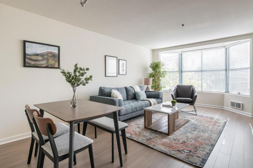 uma sala de estar com um sofá e uma mesa em South Beach 1br w spa lounge nr baseball park SFO-1665 em São Francisco