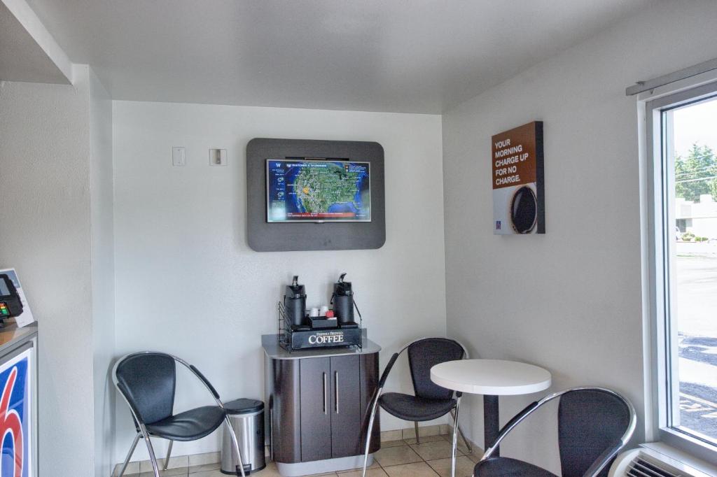 TV a/nebo společenská místnost v ubytování Motel 6-Everett, WA - North