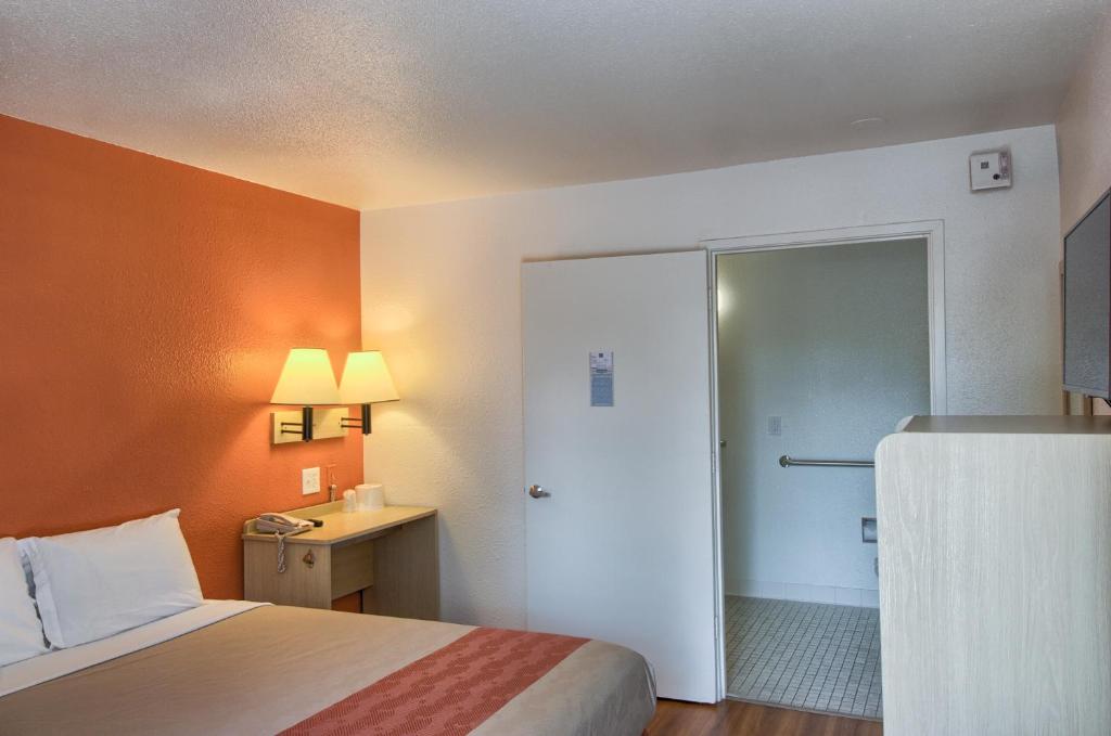 Postel nebo postele na pokoji v ubytování Motel 6-Everett, WA - North