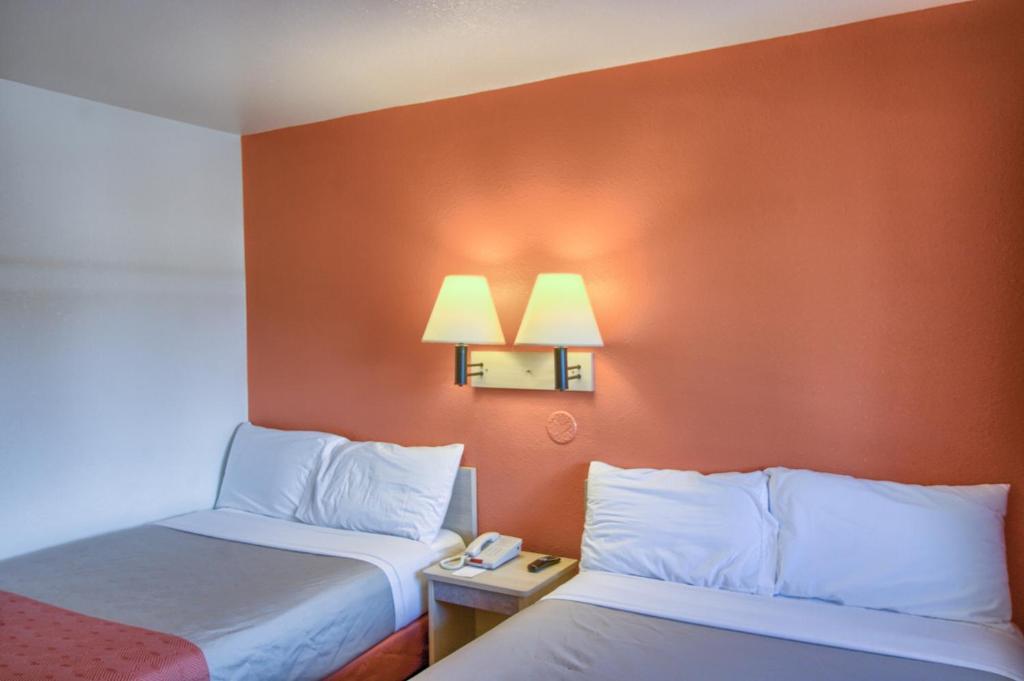 Postel nebo postele na pokoji v ubytování Motel 6-Everett, WA - North