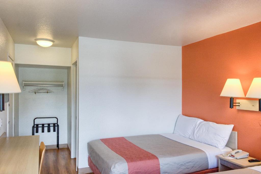 Postel nebo postele na pokoji v ubytování Motel 6-Everett, WA - North