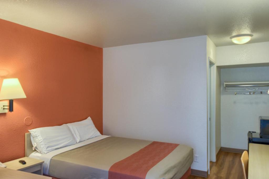 Postel nebo postele na pokoji v ubytování Motel 6-Everett, WA - North