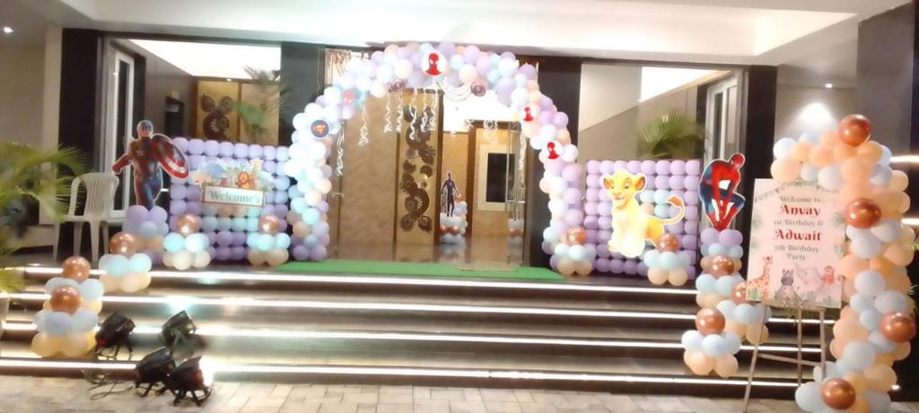 una entrada a un edificio con un montón de globos en Marigold Celebration hotel, en Rāipur