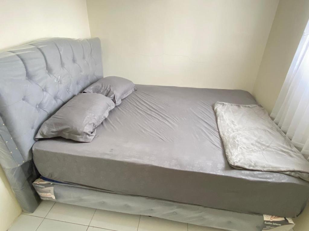 Tempat tidur dalam kamar di Homestay Defaza D48 Garut