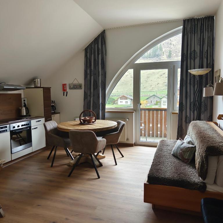 Kuchyň nebo kuchyňský kout v ubytování Appartements Alpengarten