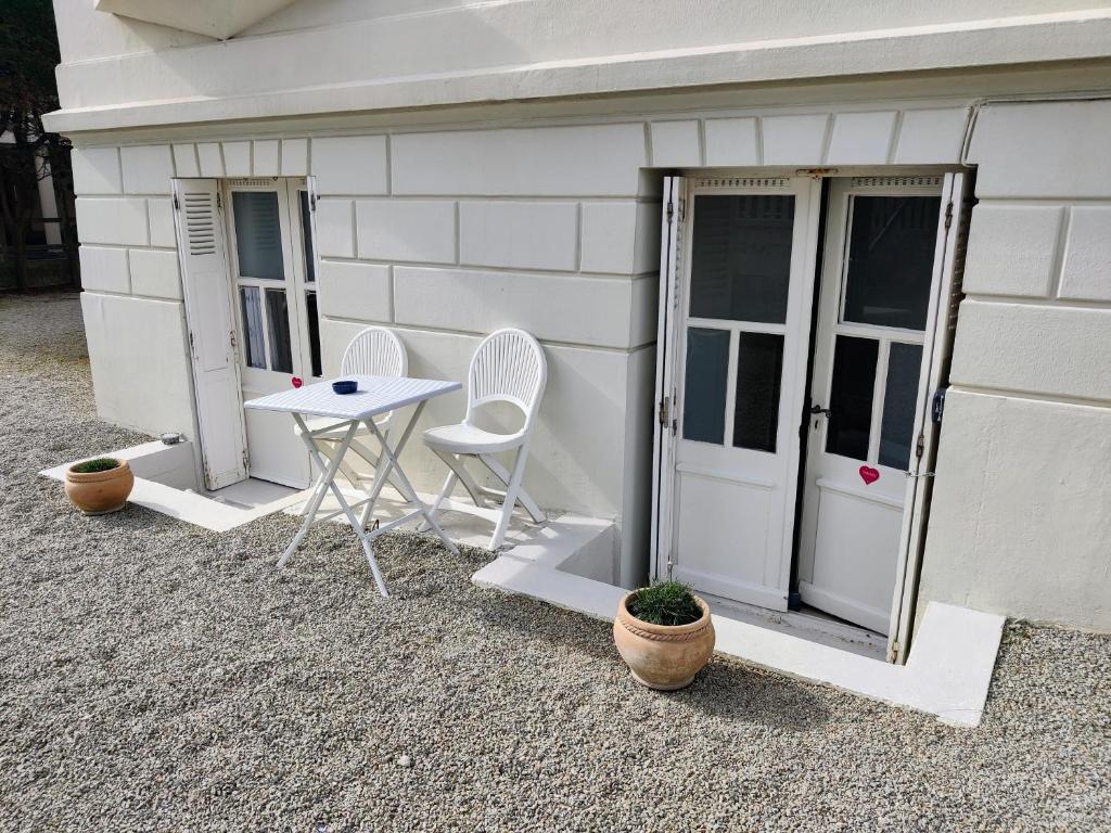 Balkón alebo terasa v ubytovaní LA PLAYA - VILLA ST LAURENT - Grand Studio avec espace nuit et parking privatif - 40 mètres de la Promenade Marcel Proust