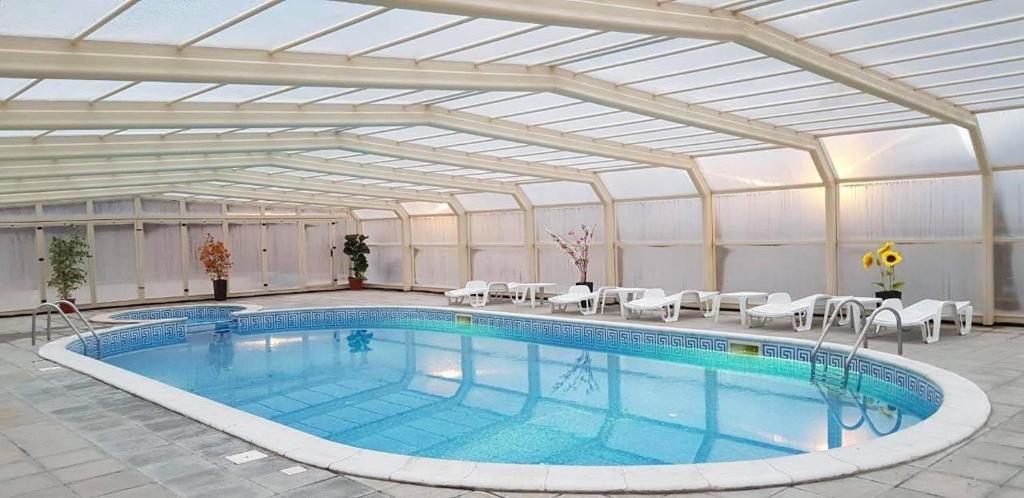 una gran piscina en un edificio en Hotel Velista, en Voneshta Voda
