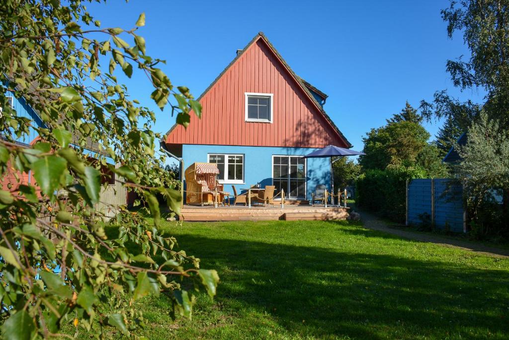 a house with a red roof and a yard at Wieckend in Wieck