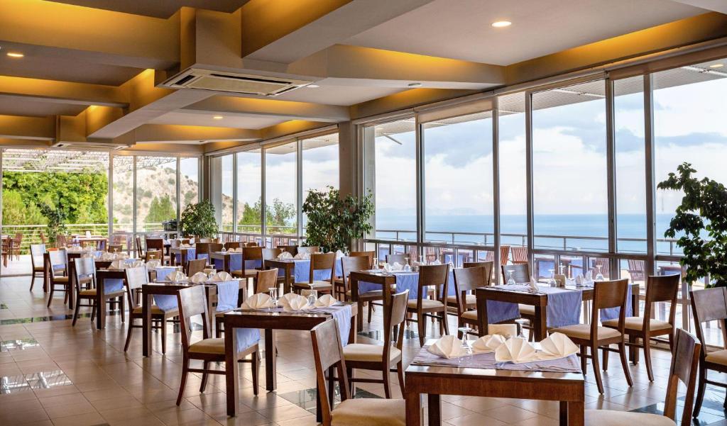 Restaurace v ubytování Loryma Resort Hotel
