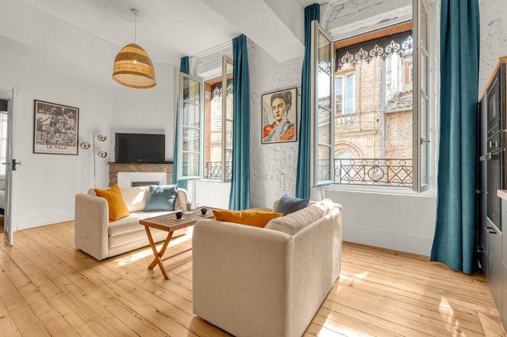 un salon avec deux canapés et une table dans l'établissement Lamazou - Appt climatisé en centre-ville, à Toulouse