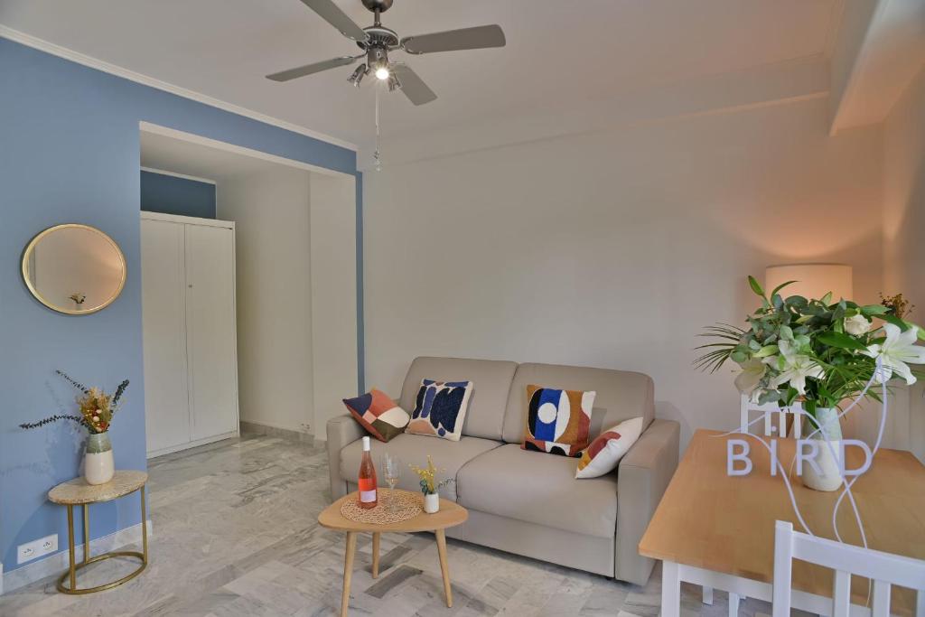 ein Wohnzimmer mit einem Sofa und einem Tisch in der Unterkunft Fully equipped beach studio in Cagnes-sur-Mer