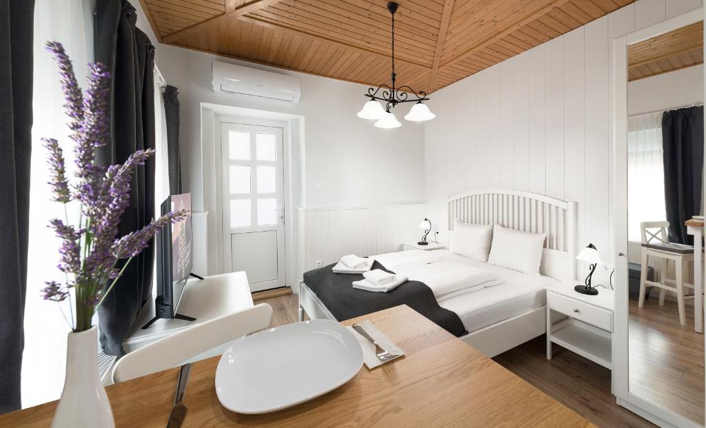 Posteľ alebo postele v izbe v ubytovaní Provence Apartmanok