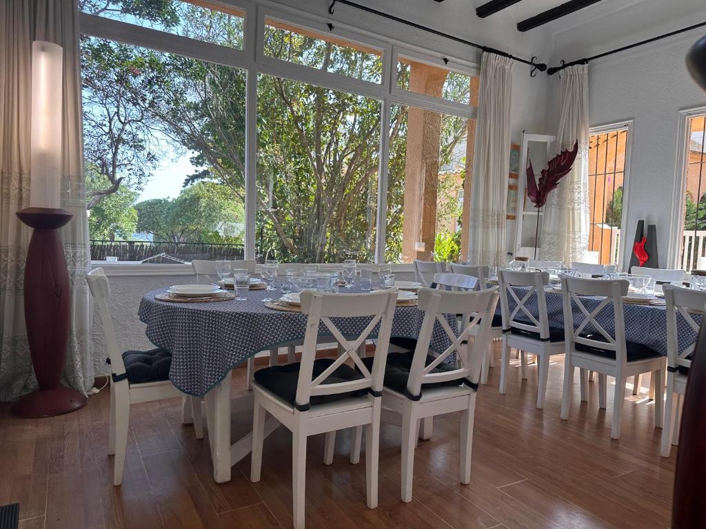 Reštaurácia alebo iné gastronomické zariadenie v ubytovaní Casa única con jardín a 45 metros de la playa. BE