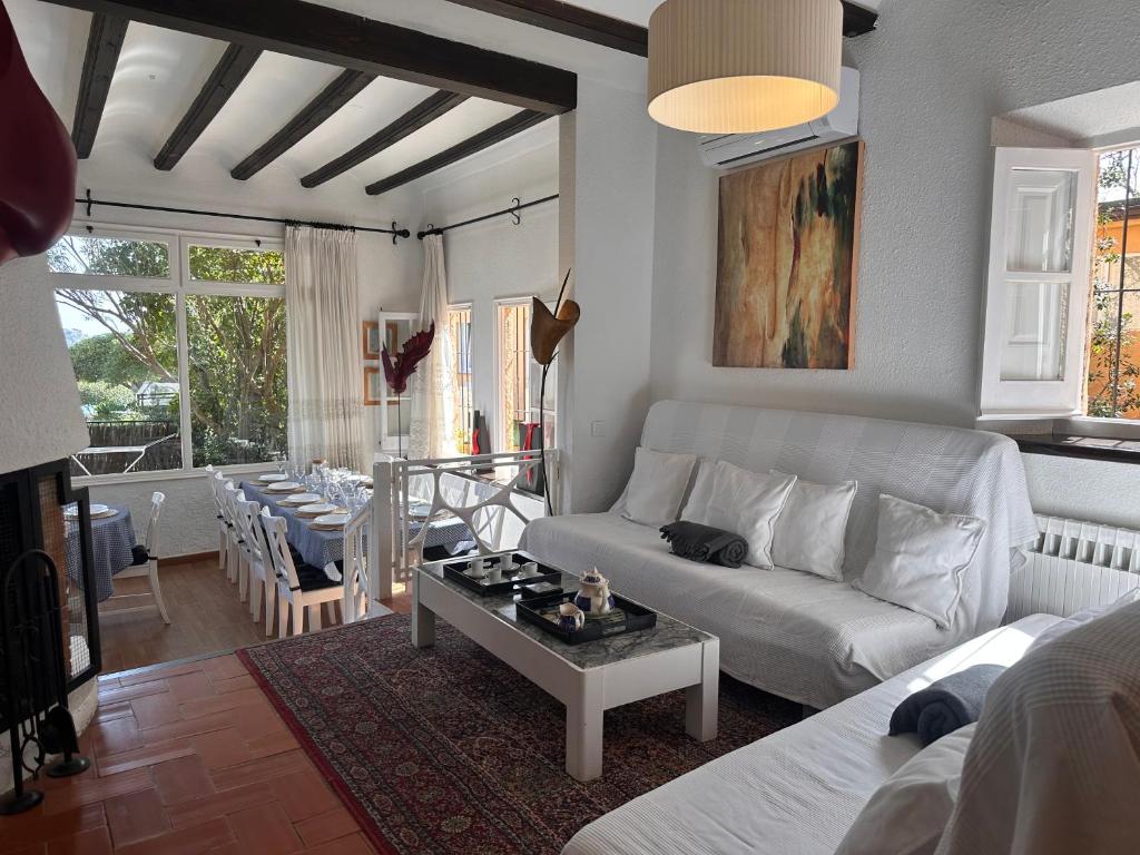 Posedenie v ubytovaní Casa única con jardín a 45 metros de la playa. BE