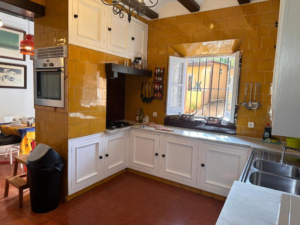 Kuchyňa alebo kuchynka v ubytovaní Casa única con jardín a 45 metros de la playa. BE