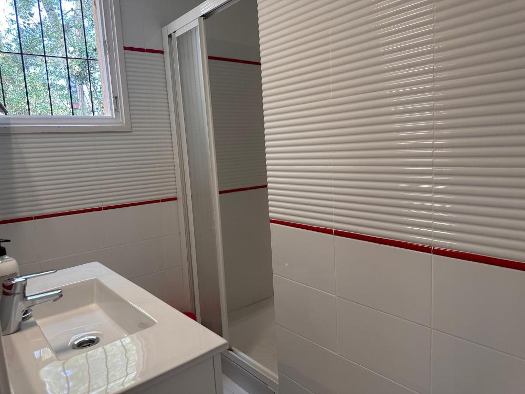 Kúpeľňa v ubytovaní Casa única con jardín a 45 metros de la playa. BE