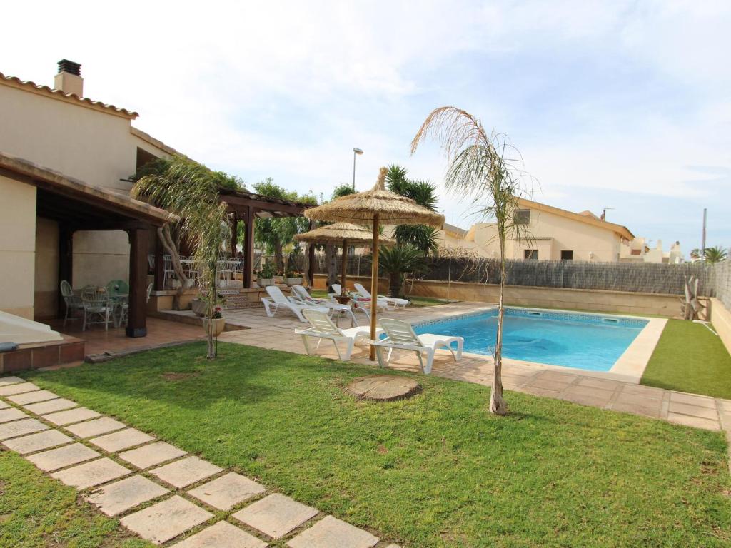 Bazén v ubytovaní Casa con Piscina Privada, Cerca del Mar, WiFi Gratis, Aire Opcional, Mascotas y Playa para Perros - ES-184-10 alebo v jeho blízkosti