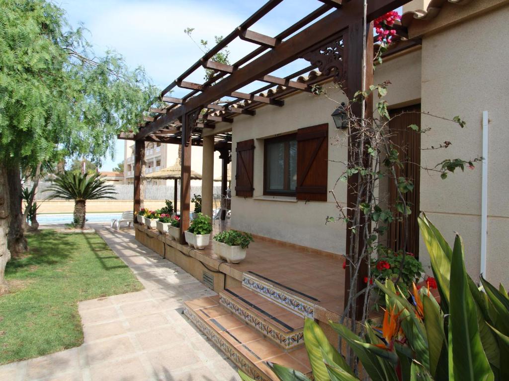 Vonkajšia záhrada v ubytovaní Casa con Piscina Privada, Cerca del Mar, WiFi Gratis, Aire Opcional, Mascotas y Playa para Perros - ES-184-10