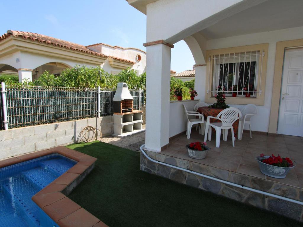 Bazén v ubytování Casa cerca del mar con piscina privada, wifi, aire opcional, mascotas bienvenidas, playa para perros. - ES-184-55 nebo v jeho okolí